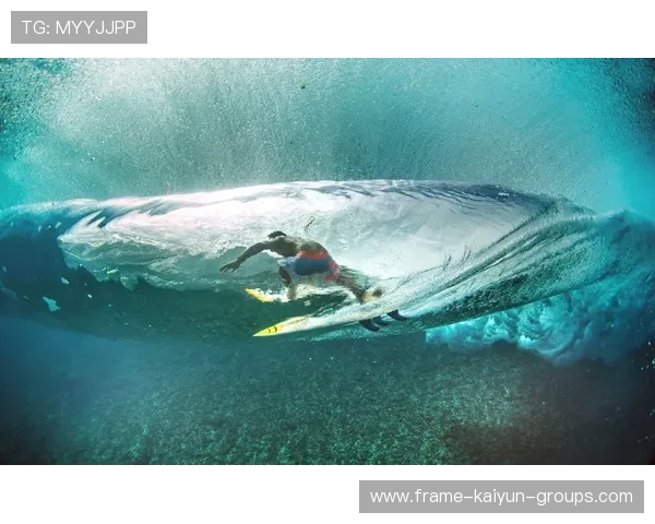 冲浪摄影师捕捉超巨浪画面，选手置身海之巨口